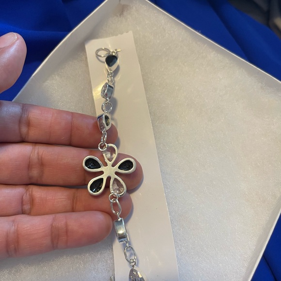 New flower toggle bracelet. - Picture 2 of 2